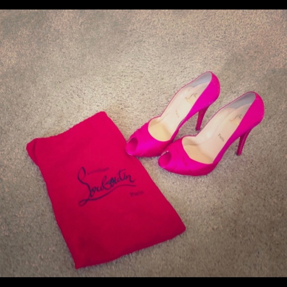 👠Christian Louboutin Peep Toe Pumps